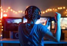 Pro-gamer od podstaw esport dziewczyna przed komputerem