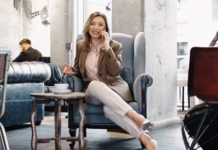 Indywidualne i dobrze dopasowane wsparcie w biznesie elegancka kobieta rozmawiająca przez telefon