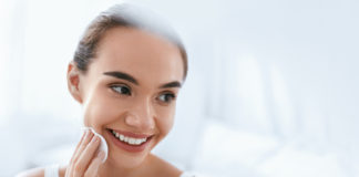 Demakijaż krok po kroku – poznaj zasady! kobieta wykonująca demakijaż