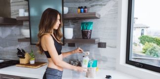 Odżywki białkowe na odchudzanie i budowę masy. Jak działają? kobieta z odżywką białkową