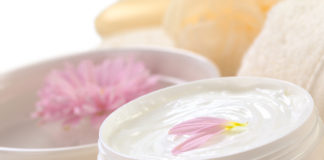 Dlaczego warto wybierać kosmetyki z witaminą C? krem z witaminą C