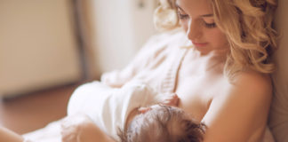 Czy słód jęczmienny rzeczywiście pobudza laktację? młoda kobieta karmiąca dziecko piersią