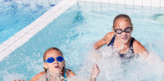 Wodne atrakcje w Krakowie – sprawdź ofertę ParkWodny.pl dwójka dzieci w basenie