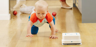 Dlaczego warto zainwestować w robota sprzątającego? dziecko i robot sprzątający