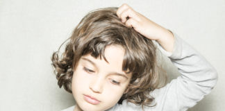 Preparaty na wszy, czyli jak skutecznie walczyć z wszawicą chłopiec drapiący się po głowie