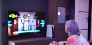 Przyszłość gier wideo dziewczyna grająca na konsoli