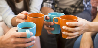 Kawa w podróży z przenośnego ekspresu do kawy – który wybrać? kawa z przyjaciółmi