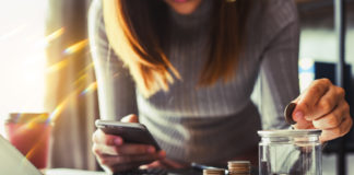 Kiedy warto założyć konto oszczędnościowe? kobieta odkładająca monety