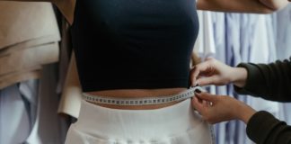 Jak ćwiczyć, by mieć płaski brzuch? Propozycje dla niecierpliwych kobieta płaski brzuch