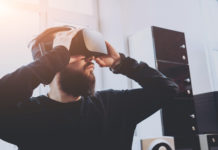 Co warto wiedzieć o dzisiejszych zestawach do rzeczywistości wirtualnej? mężczyzna z zestawem VR