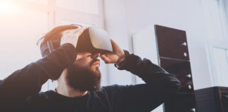 Co warto wiedzieć o dzisiejszych zestawach do rzeczywistości wirtualnej? mężczyzna z zestawem VR
