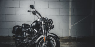 Najważniejsze kwestie dotyczące wyboru i zakupu motocykla motocykl na ciemnym tle