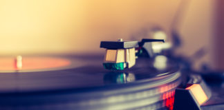 Muzyczny wehikuł czasu, czyli o płytach winylowych muzyka z winyla na adapterze