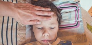 Kaszel u dziecka – sposoby leczenia chory przedszkolak w łóżku