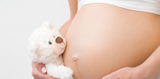 Etapy i przebieg ciąży – podpowiadamy, co musisz wiedzieć na ten temat! zbliżenie na ciążowy brzuch
