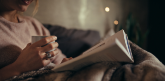 „Gra w morderstwo” – historia kołem się toczy… kobieta czytająca książkę pod kocem