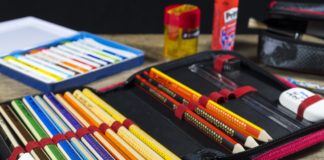 Piórniki z wyposażeniem dla chłopców i dziewczynek kredki w piórniku