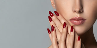 Manicure sylwestrowy – Jak odpowiednio dobrać go do stylizacji? dziewczyna z czerwonym manicurem