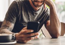 Przyszedł czas wymiany smartfona? Zobacz, jakie rozwiązania oferują najciekawsze modele! mężczyzna ze smartfonem w dłoni