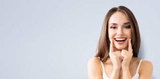 Chcesz zadbać o odporność? Zacznij od zębów! młoda kobieta podkreślająca uśmiech