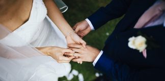 Fotografia ślubna – gdzie wybrać się na plener w okolicach Katowic? ślub wymiana obrączek zdjęcie