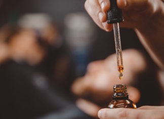 Naturalne olejki do twarzy – dlaczego i jak warto je włączyć do codziennej pielęgnacji olej kosmetyczny pipeta