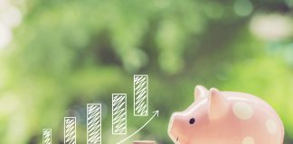 7 skutecznych technik, jak oszczędzać pieniądze świnka skarbonka stosy monet