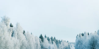 Wypożyczanie samochodu w trakcie zimy – o czym warto pamiętać? wynajem auta zima