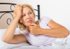 Dlaczego podczas menopauzy pojawiają się uderzenia gorąca? dojrzała kobieta w łóżku