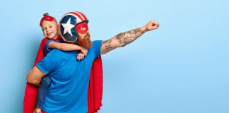 Dwujęzyczność zamierzona u dzieci – jaki wpływ może mieć na ich rozwój? dwujęzyczna dziewczynka na plecach u taty