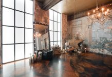 Najciekawsze trendy w wystroju wnętrz dekoracyjne wnętrze z betonem i lustrem