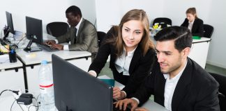 Komu służy deklaracja PIT 36? ludzie w biurze przed laptopem