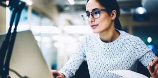 Tych kilka kroków pozwoli ci zwiększyć wydajność swojej pracy. Sprawdź i przekonaj się! piękna kobieta pracująca przed laptopem