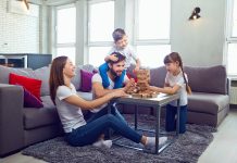 Na srogą zimę i chłodne lato — wybieramy gry dla dzieci rodzina grająca w jengę