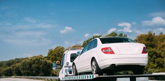 Na jakie usterki w samochodzie powinniśmy zwracać szczególną uwagę? samochód na lawecie