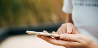 Poznaj sposoby na tani internet dzięki pakietom Orange smartfon trzymany w damskich dłoniach