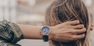 Jaki zegarek wybrać na prezent? casual kobieta z zegarkiem