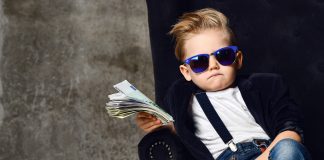 Marketing wielopoziomowy a piramida finansowa mały biznesmen