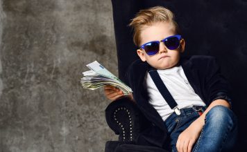 Marketing wielopoziomowy a piramida finansowa mały biznesmen