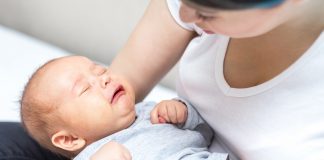 Co oznacza bulgotanie w brzuchu niemowlaka? Czy powinnaś się martwić? płaczące niemowlę