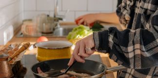 Zakup płyty indukcyjnej – na co zwrócić uwagę przy wyborze? smażenie na kuchni