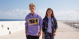 Jak kupować odzież dla nastolatków? Czym się charakteryzuje moda młodzieżowa? trendy nastolatki