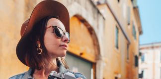 Jak samodzielnie uczyć się języka włoskiego? kobieta we Włoszech