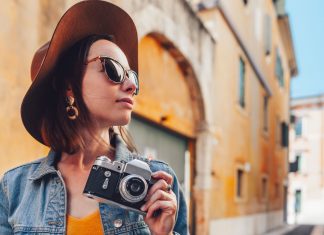 Jak samodzielnie uczyć się języka włoskiego? kobieta we Włoszech