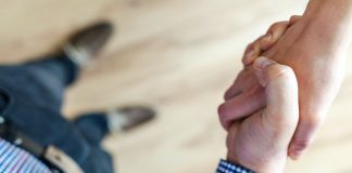 Czym jest windykacja terenowa? uścisk dłoni