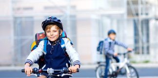 Jaki rower wybrać jako prezent na komunię? chłopiec na rowerze
