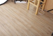 Co zrobić z kłębkiem kabli? Jak magazynować elektronikę? kable pod stołem