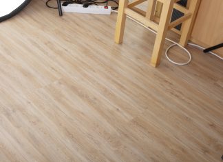 Co zrobić z kłębkiem kabli? Jak magazynować elektronikę? kable pod stołem