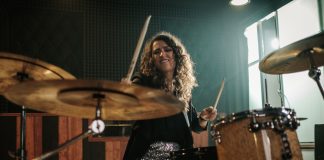 Myślisz o rozpoczęciu nauki gry na instrumentach perkusyjnych? Te wskazówki Ci pomogą! kobieta grająca na perkusji