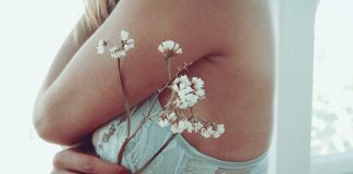 Jak przetrwać okres? kobieta kwiaty bielizna